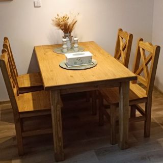 ✨ Přeměnili jsme obyčejný prostor na útulný koutek plný přírody! 🌿 Tento krásný stůl a židle z masivního dřeva jsou nejen...